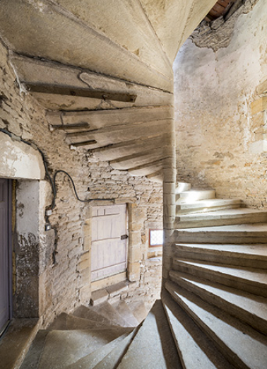 Esacalier situé dans l'ancien prieuré. © Région Bourgogne-Franche-Comté, Inventaire du patrimoine