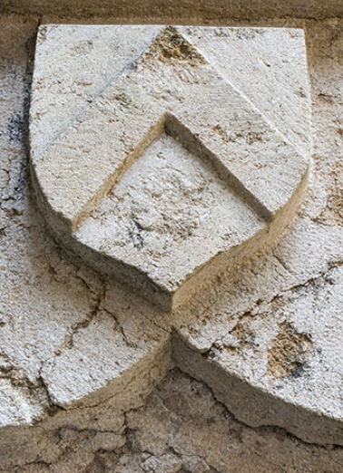 Blason situé au dessus de la porte d'accès à la tour depuis la cour intérieure. © Région Bourgogne-Franche-Comté, Inventaire du patrimoine