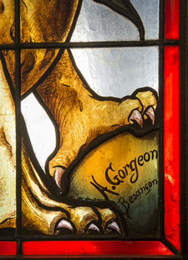 Verrière côté rue, détail : la signature du peintre-verrier. © Région Bourgogne-Franche-Comté, Inventaire du patrimoine