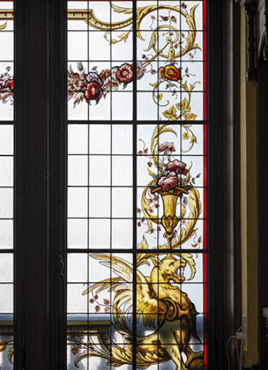 Verrière côté rue, montant droit de la composition en candélabre (griffon). © Région Bourgogne-Franche-Comté, Inventaire du patrimoine