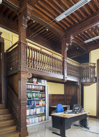 La mezzanine et sa balustrade. © Région Bourgogne-Franche-Comté, Inventaire du patrimoine