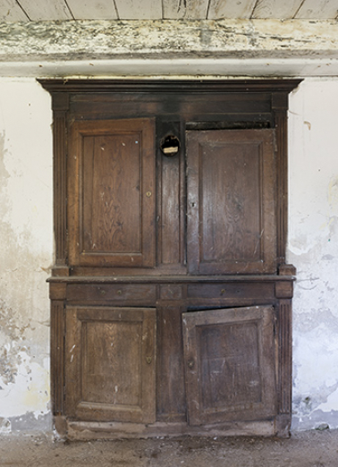 Intérieur, salle à manger : le buffet derrière la cheminée de la cuisine. © Région Bourgogne-Franche-Comté, Inventaire du patrimoine