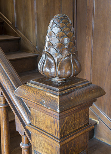 Boule en bois de départ de rampe. © Région Bourgogne-Franche-Comté, Inventaire du patrimoine