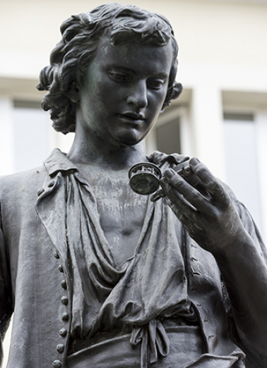 Statue de Daniel Jeanrichard au Locle (Charles Iguel, 1888) : détail. © Région Bourgogne-Franche-Comté, Inventaire du patrimoine