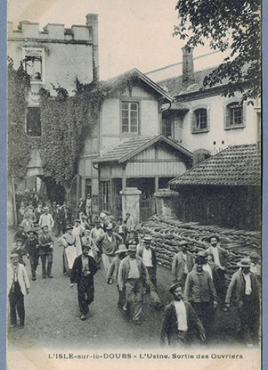 L'Isle-sur-le-Doubs - L’usine. Sortie des ouvriers, carte postale, s.d. [fin 19e ou début 20e siècle]. © Région Bourgogne-Franche-Comté, Inventaire du patrimoine