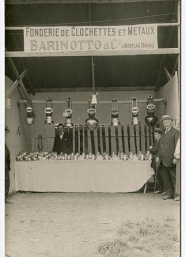 [Victor Barinotto derrière son stand à une foire-exposition de Besançon], années 1920. © Région Bourgogne-Franche-Comté, Inventaire du patrimoine
