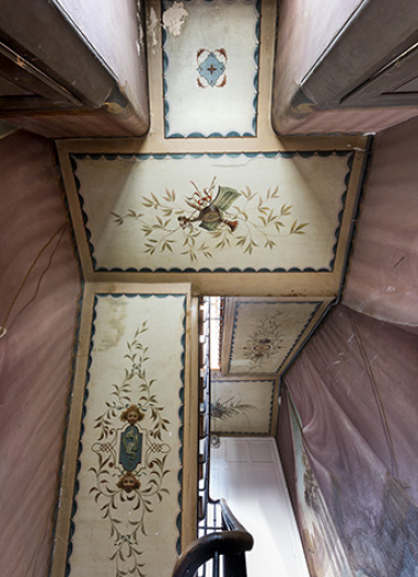 Plafond depuis le repos entre le 2e et le 3e palier (4e volée à gauche, 5e à droite). © Région Bourgogne-Franche-Comté, Inventaire du patrimoine