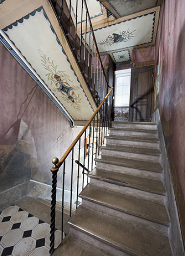 Cage d'escalier décorée. © Région Bourgogne-Franche-Comté, Inventaire du patrimoine
