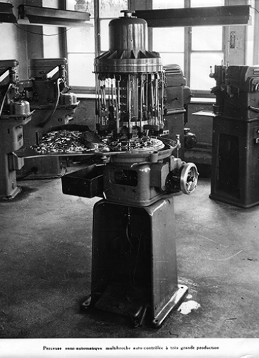 Perceuse semi-automatique multibroche auto-contrôlée à très grande production, vers 1950. © Région Bourgogne-Franche-Comté, Inventaire du patrimoine Perceuse semi-automatique multibroche auto-contrôlée à très grande production, vers 1950. © Région Bourgogne-Franche-Comté, Inventaire du patrimoine