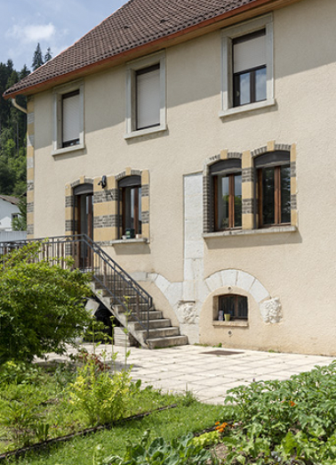 Ancien site : partie gauche de la façade postérieure. © Région Bourgogne-Franche-Comté, Inventaire du patrimoine