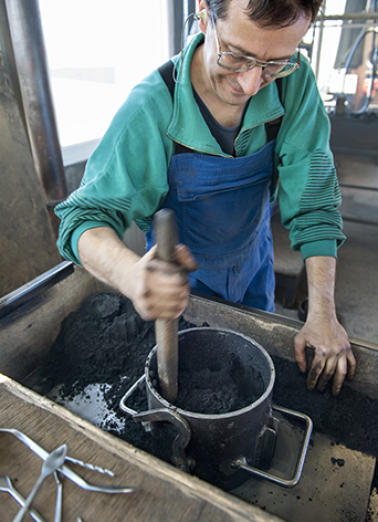 Fabrication du moule : tassage du sable autour du moule. © Région Bourgogne-Franche-Comté, Inventaire du patrimoine