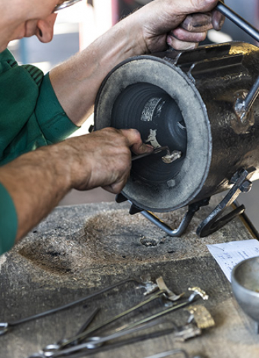 Fabrication du moule : impression de décors dans le moule en creux. © Région Bourgogne-Franche-Comté, Inventaire du patrimoine