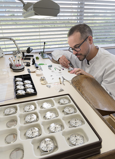 Horloger à l'établi. © Région Bourgogne-Franche-Comté, Inventaire du patrimoine Horloger à l'établi. © Région Bourgogne-Franche-Comté, Inventaire du patrimoine