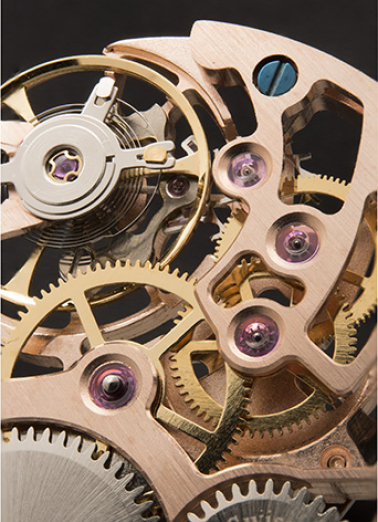 Mouvement rose, détail côté fond : amortisseur de chocs et rouage. © Région Bourgogne-Franche-Comté, Inventaire du patrimoine