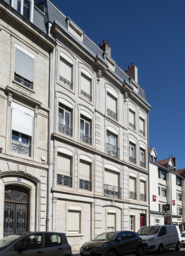 Façade vue de trois quarts (n°19). © Région Bourgogne-Franche-Comté, Inventaire du patrimoine Façade vue de trois quarts (n°19). © Région Bourgogne-Franche-Comté, Inventaire du patrimoine