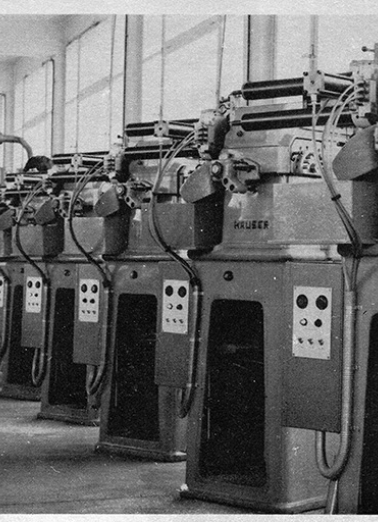 [France Ebauches] Batterie de machines à contourner automatiques, 1970. © Région Bourgogne-Franche-Comté, Inventaire du patrimoine