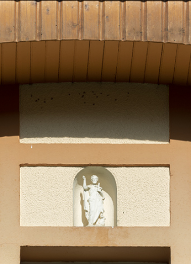 Façade antérieure : niche avec statuette de saint Jean-Baptiste. © Région Bourgogne-Franche-Comté, Inventaire du patrimoine