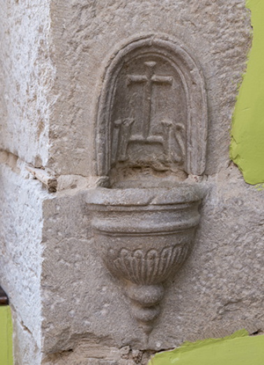 Bénitier taillé dans le calcaire de l'encradement d'une fenêtre, premier étage (dans une autre chambre). © Région Bourgogne-Franche-Comté, Inventaire du patrimoine