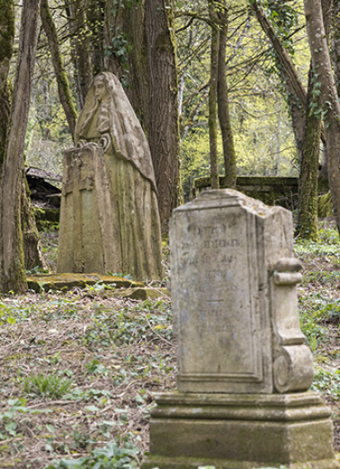 Tombes funéraires de l'ancien cimetière. © Région Bourgogne-Franche-Comté, Inventaire du patrimoine