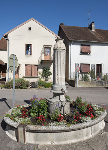Fontaine de la rue de l'Église. © Région Bourgogne-Franche-Comté, Inventaire du patrimoine Fontaine de la rue de l'Église. © Région Bourgogne-Franche-Comté, Inventaire du patrimoine