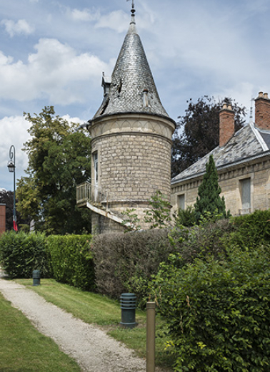 Tour, vue depuis le sud. © Région Bourgogne-Franche-Comté, Inventaire du patrimoine Tour, vue depuis le sud. © Région Bourgogne-Franche-Comté, Inventaire du patrimoine