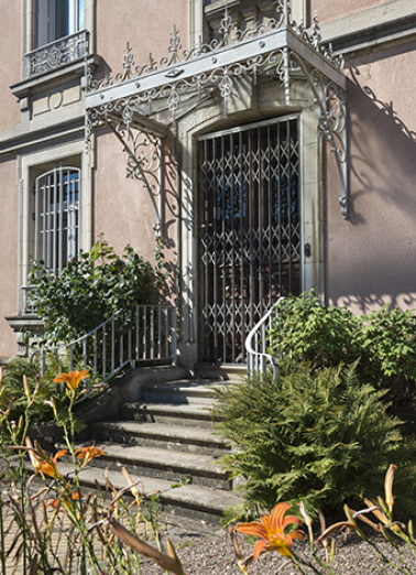 La porte d'entrée. © Région Bourgogne-Franche-Comté, Inventaire du patrimoine La porte d'entrée. © Région Bourgogne-Franche-Comté, Inventaire du patrimoine