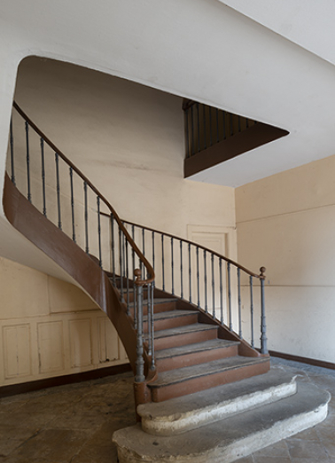 Escalier du corps central, vue de trois-quarts droit. © Région Bourgogne-Franche-Comté, Inventaire du patrimoine Escalier du corps central, vue de trois-quarts droit. © Région Bourgogne-Franche-Comté, Inventaire du patrimoine