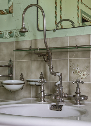 Premier étage, salle d'eau, robinets. © Région Bourgogne-Franche-Comté, Inventaire du patrimoine