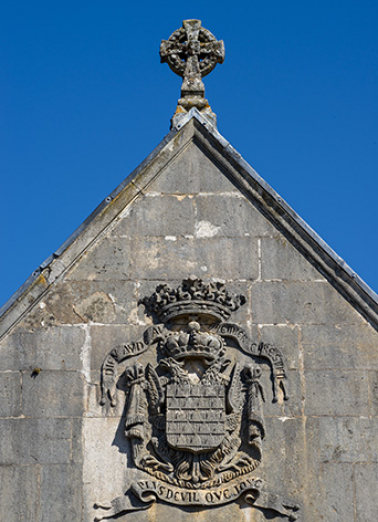 Chapelle funéraire de la famille Bauffremont, pignon, armoiries et croix nimbée. © Région Bourgogne-Franche-Comté, Inventaire du patrimoine Chapelle funéraire de la famille Bauffremont, pignon, armoiries et croix nimbée. © Région Bourgogne-Franche-Comté, Inventaire du patrimoine