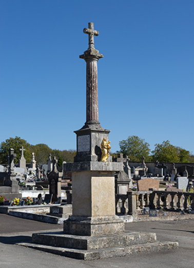 Croix monumentale au carrefour des deux allées principales. © Région Bourgogne-Franche-Comté, Inventaire du patrimoine Croix monumentale au carrefour des deux allées principales. © Région Bourgogne-Franche-Comté, Inventaire du patrimoine