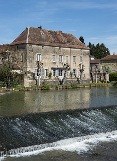 Vue d'ensemble depuis le pont sur la Saône. © Région Bourgogne-Franche-Comté, Inventaire du patrimoine Vue d'ensemble depuis le pont sur la Saône. © Région Bourgogne-Franche-Comté, Inventaire du patrimoine