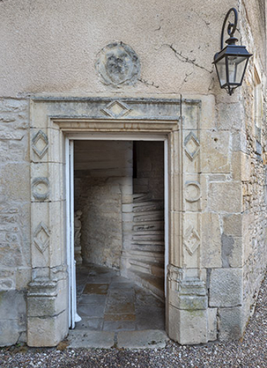 Encadrement de la porte de la tour d'escalier (porte ouverte). © Région Bourgogne-Franche-Comté, Inventaire du patrimoine Encadrement de la porte de la tour d'escalier (porte ouverte). © Région Bourgogne-Franche-Comté, Inventaire du patrimoine