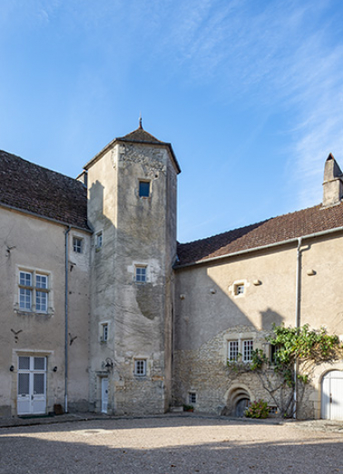 Tour d'escalier et cour, vue depuis le nord-est. © Région Bourgogne-Franche-Comté, Inventaire du patrimoine Tour d'escalier et cour, vue depuis le nord-est. © Région Bourgogne-Franche-Comté, Inventaire du patrimoine