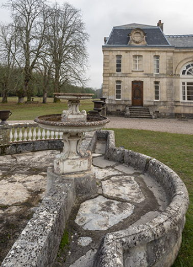 Fontaine et abreuvoir dans la cour de l'écurie, vue depuis le nord. © Région Bourgogne-Franche-Comté, Inventaire du patrimoine Fontaine et abreuvoir dans la cour de l'écurie, vue depuis le nord. © Région Bourgogne-Franche-Comté, Inventaire du patrimoine