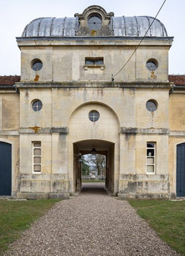 Élévation du pavillon central sur les dépendances. © Région Bourgogne-Franche-Comté, Inventaire du patrimoine Élévation du pavillon central sur les dépendances. © Région Bourgogne-Franche-Comté, Inventaire du patrimoine