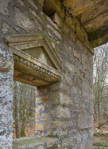 Baie et fronton donnant sur le pronaos. © Région Bourgogne-Franche-Comté, Inventaire du patrimoine Baie et fronton donnant sur le pronaos. © Région Bourgogne-Franche-Comté, Inventaire du patrimoine