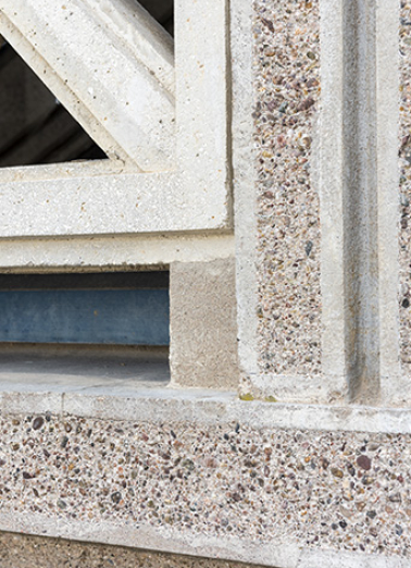 Façade antérieure, corps oriental : détail de la claustra. © Région Bourgogne-Franche-Comté, Inventaire du patrimoine