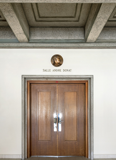 Rez-de-chaussée, corps central : porte de la salle de réunion André Donat, dans le hall d'entrée. © Région Bourgogne-Franche-Comté, Inventaire du patrimoine