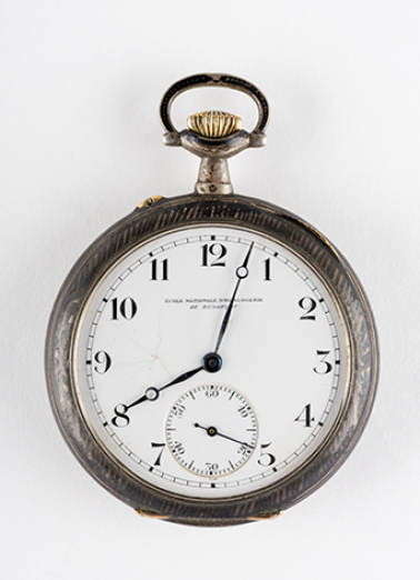 Montre marquée Ecole nationale d'Horlogerie de Besançon. (Collection musée du Temps, Besançon). © Région Bourgogne-Franche-Comté, Inventaire du patrimoine Montre marquée Ecole nationale d'Horlogerie de Besançon. (Collection musée du Temps, Besançon). © Région Bourgogne-Franche-Comté, Inventaire du patrimoine