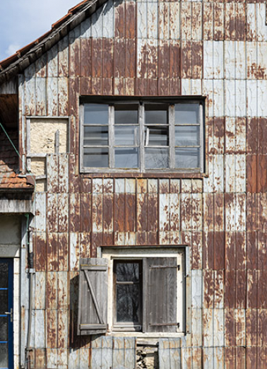 Façade ouest : essentage de tôle et fenêtre d'atelier. © Région Bourgogne-Franche-Comté, Inventaire du patrimoine
