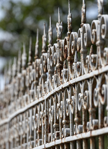 Clôture : détail de ferronnerie de la grille, vue en enfilade. © Région Bourgogne-Franche-Comté, Inventaire du patrimoine