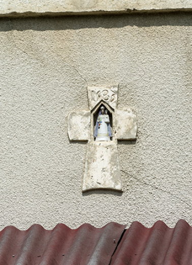 Façade antérieure : croix portant la date 1583, avec niche et statuette de la Vierge. © Région Bourgogne-Franche-Comté, Inventaire du patrimoine