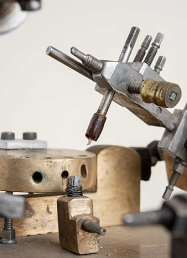 Tasseau (à gauche) et lime sur son support. © Région Bourgogne-Franche-Comté, Inventaire du patrimoine