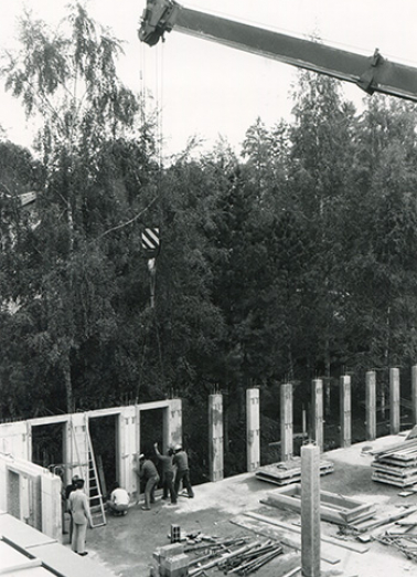 [Construction du laboratoire de métrologie, rez-de-chaussée : pose d'un élément du mur occidental], 1981. © Région Bourgogne-Franche-Comté, Inventaire du patrimoine