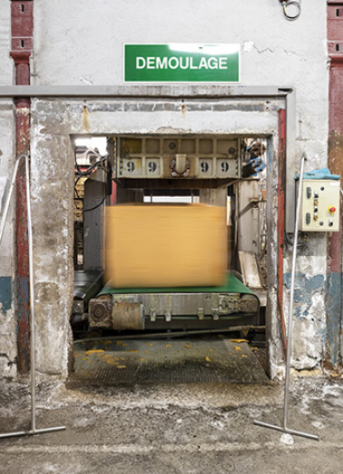 Fabrication : démoulage du bloc. © Région Bourgogne-Franche-Comté, Inventaire du patrimoine