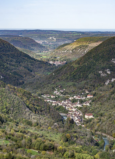 Vallée de la Loue depuis le belvédère du Moine à Renédale. Au premier plan le village de Lods. © Région Bourgogne-Franche-Comté, Inventaire du patrimoine