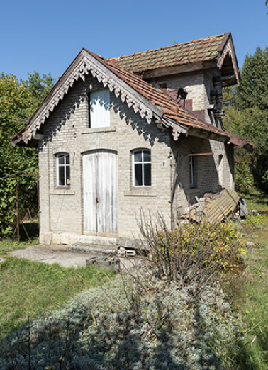 Pigeonnier : façade antérieure, de trois quarts droite. © Région Bourgogne-Franche-Comté, Inventaire du patrimoine Pigeonnier : façade antérieure, de trois quarts droite. © Région Bourgogne-Franche-Comté, Inventaire du patrimoine