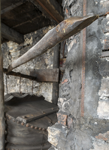 Forge : le soufflet (avec la perche servant à l'actionner). © Région Bourgogne-Franche-Comté, Inventaire du patrimoine Forge : le soufflet (avec la perche servant à l'actionner). © Région Bourgogne-Franche-Comté, Inventaire du patrimoine