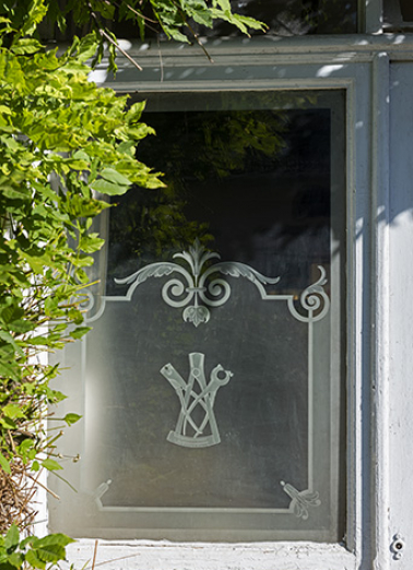 Bâtiment au 8 Grande Rue : fenêtre ornée d'un dessin de pinces gravé sur le verre. © Région Bourgogne-Franche-Comté, Inventaire du patrimoine Bâtiment au 8 Grande Rue : fenêtre ornée d'un dessin de pinces gravé sur le verre. © Région Bourgogne-Franche-Comté, Inventaire du patrimoine
