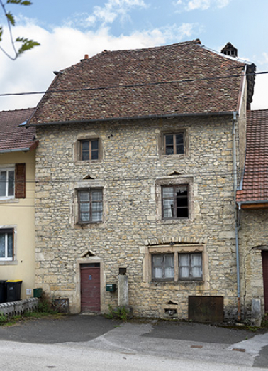 Maison : façade antérieure, de trois quarts droite. © Région Bourgogne-Franche-Comté, Inventaire du patrimoine